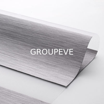 빛 필터 및 순수 Zebra blinds 가 부드럽고 꿈꾸는 창문 처리